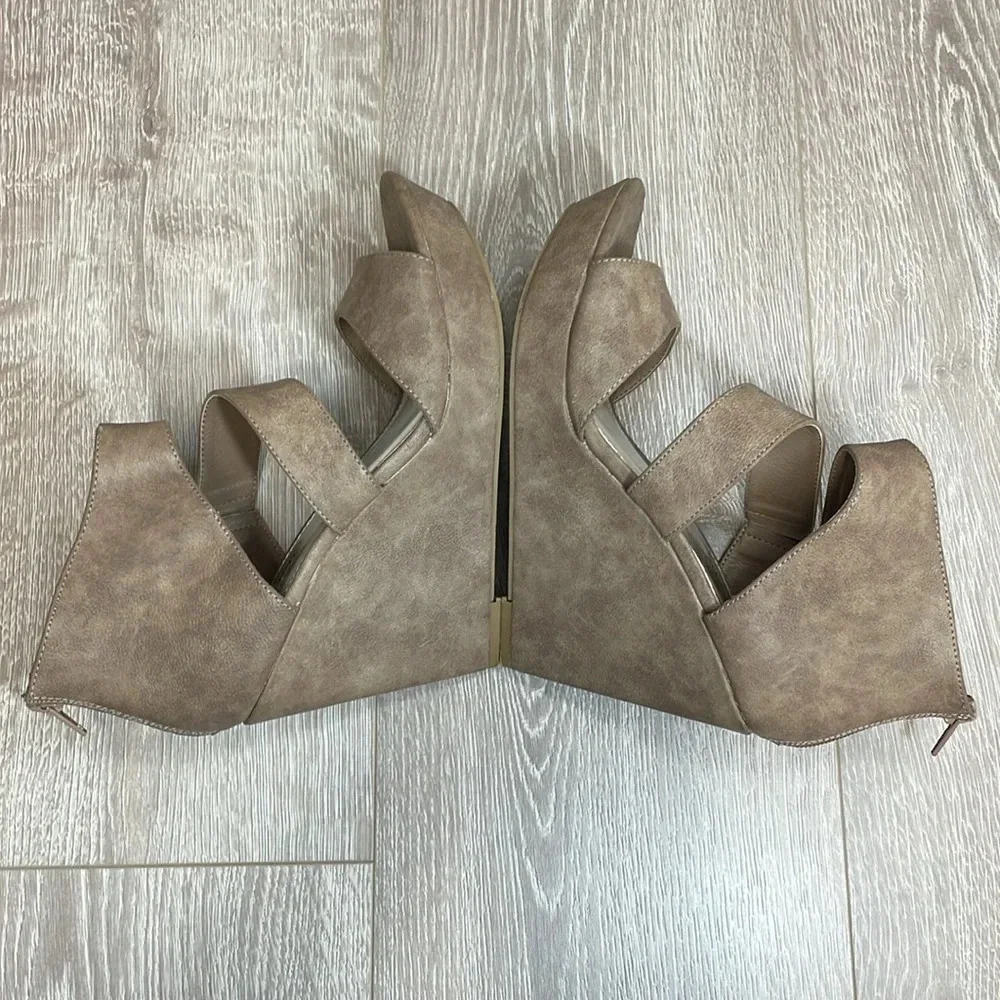 Unlisted By Kenneth Cole Day Dream Platform Wedge Taupe 8.5M